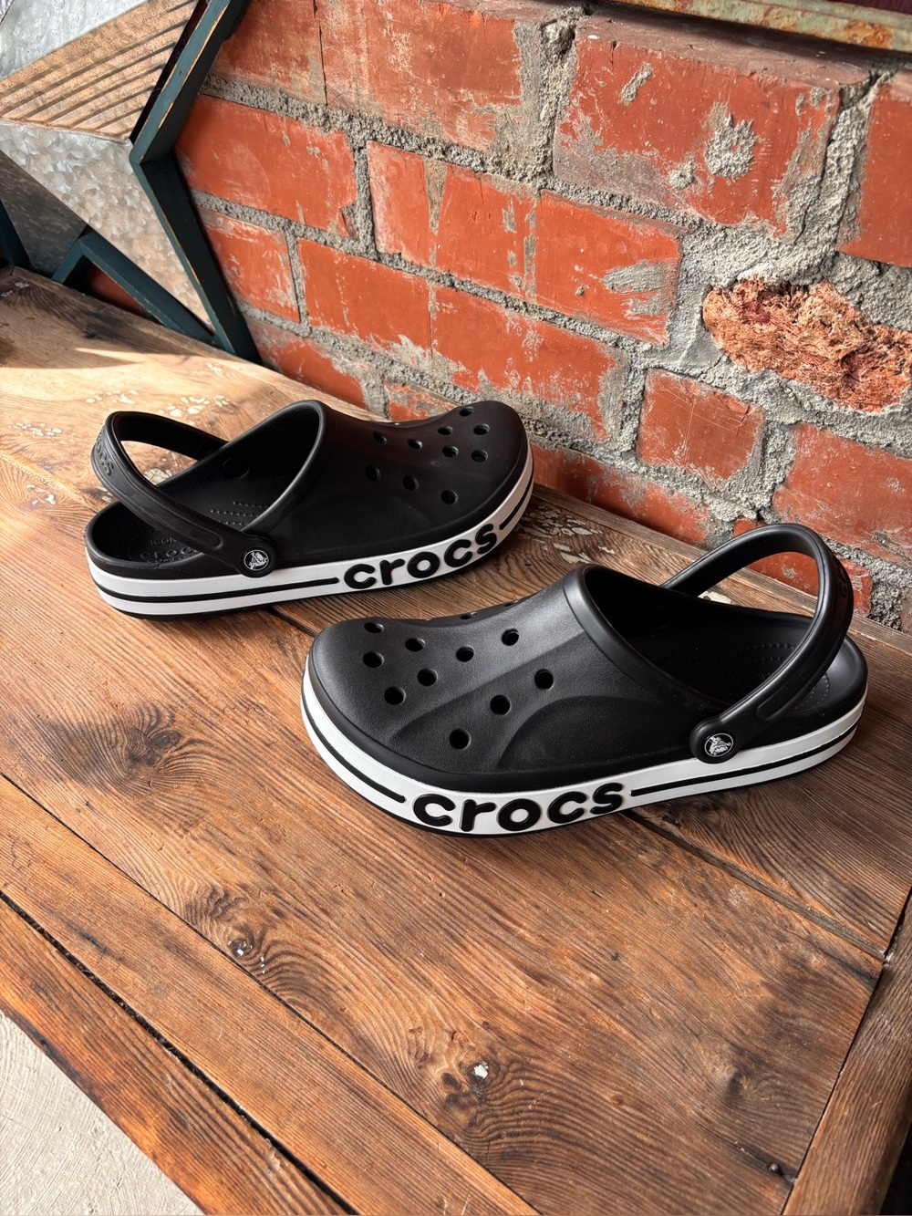 Crocs Unisex Bayaband Chevron Clogs Black White Men’s 10 / Women’s 12
